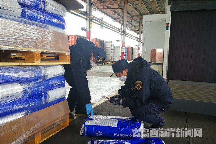 圖為：海關關員對進口的用于生產農業肥的微量元素進行查驗 孟昭宇攝.jpg