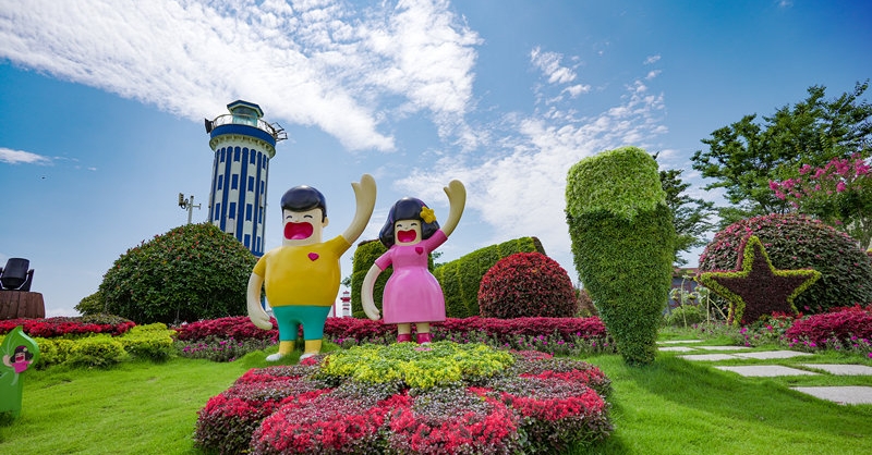 勝日尋芳，穿梭在金沙灘啤酒城里的 盛夏花海